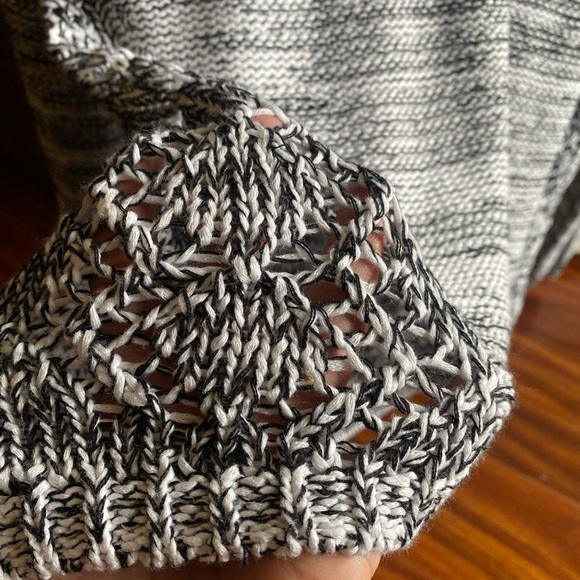 Francesca’s striped Gray V-Neck Sweater with Chunky Knit size medium NWOT - Picture 11 of 13